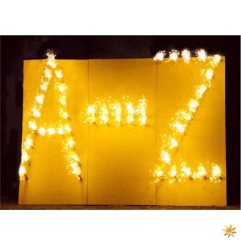 Brennende Buchstaben von A bis Z als Lichterbild