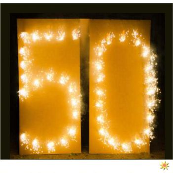 Brennende Zahl 50 als Lichterbild zur Goldenen Hochzeit