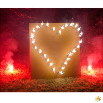 Brennendes Herz als Lichterbild zur Hochzeit