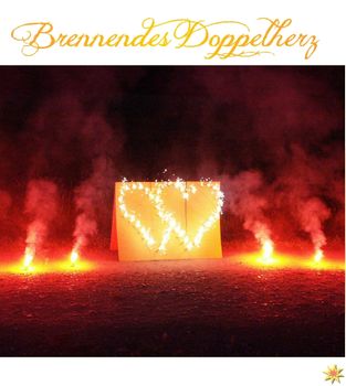 Doppelherz Lichterbild mit Bengalfeuer zur Hochzeit