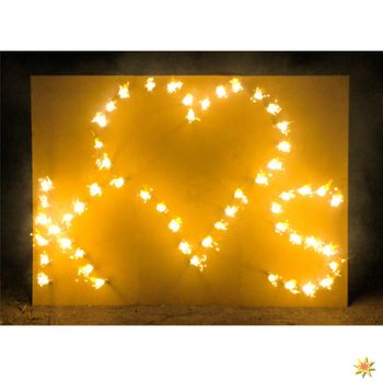 Brennendes Herz mit zwei Buchstaben als Lichterbild