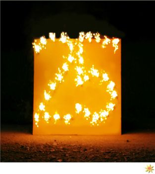 Brennende Zahl 25 als Lichterbild zur Silberhochzeit