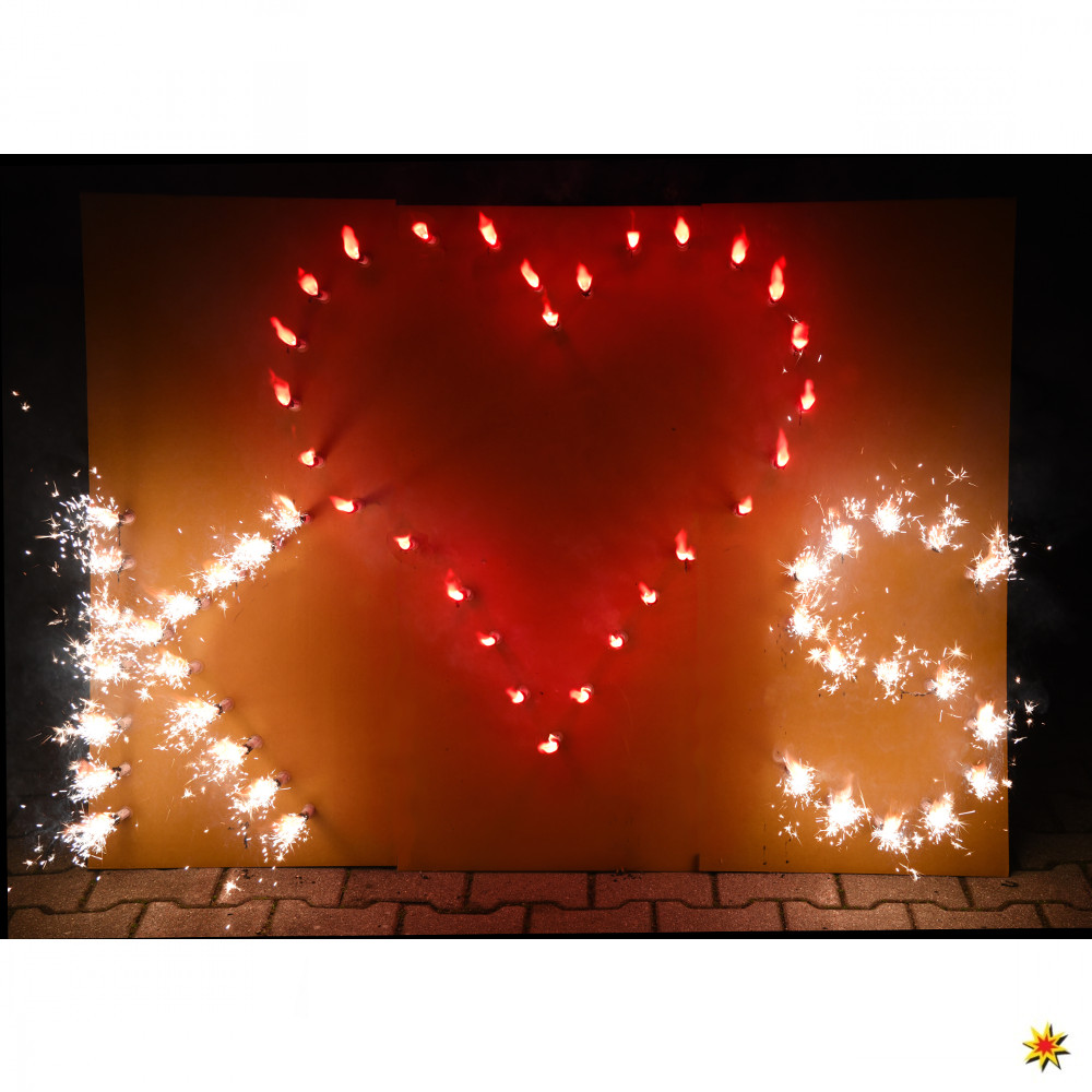 Rotes Herz mit zwei Buchstaben als Lichterbild
